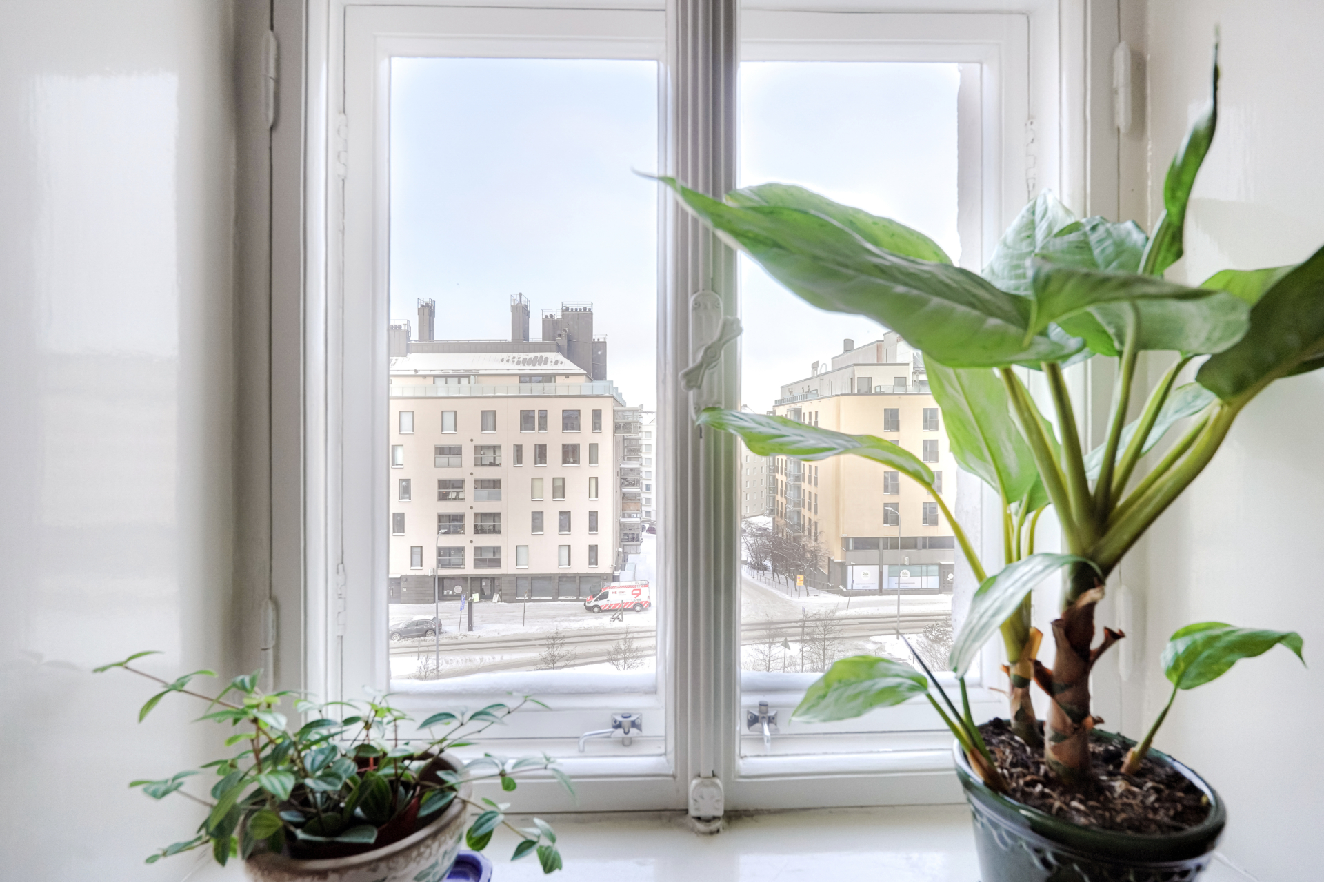 Miksi juuri talvella kannattaa ottaa ulkokuvat? 3 Talvikuva Helsingistä, talvinen näkymä ikkunasta Helsingin kaduille, kuvan ottanut Lauri Hytti Zentuvolta