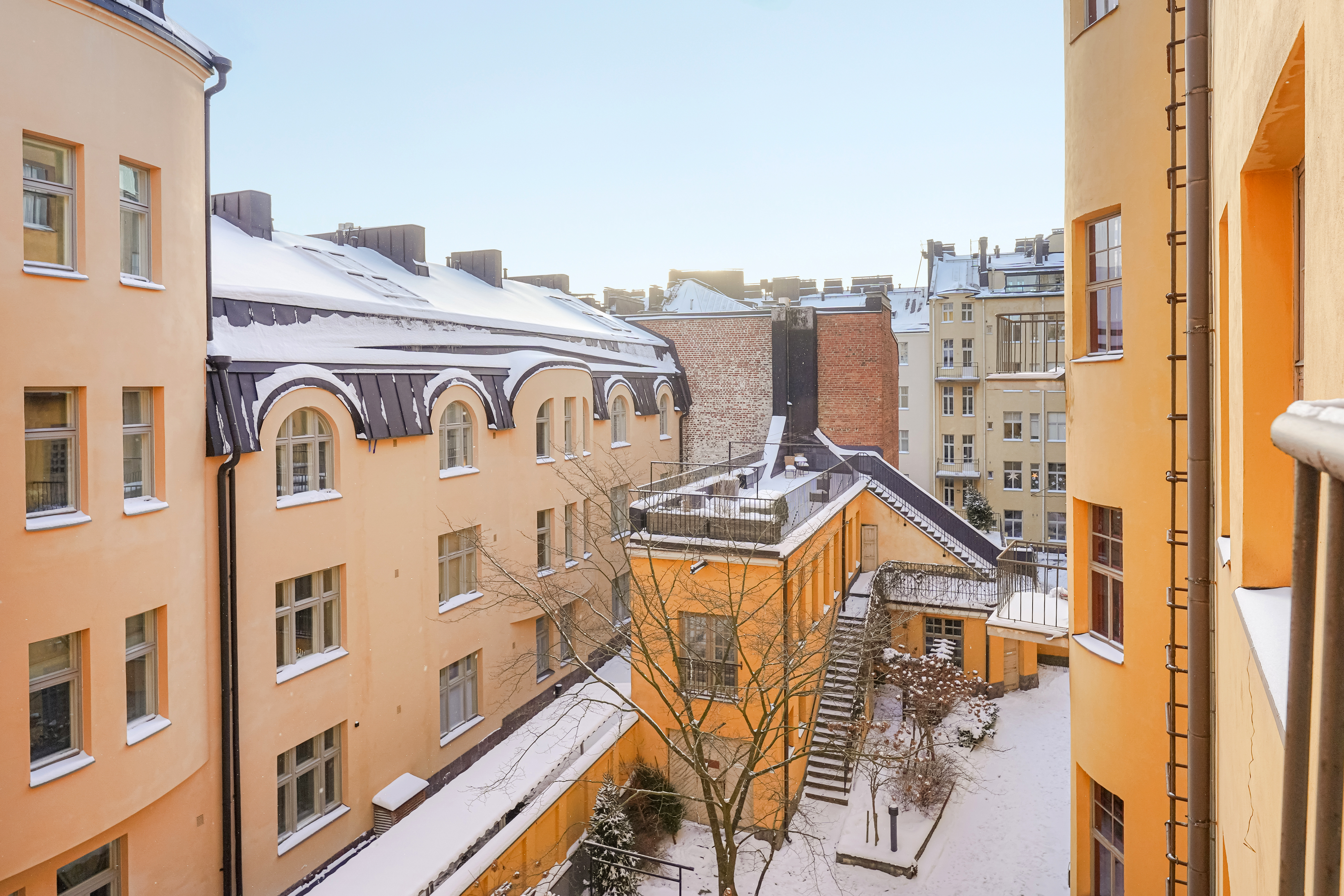 Miksi juuri talvella kannattaa ottaa ulkokuvat? 2 Talvikuva Helsingistä, talvinen näkymä talon sisältä sisäpihalle, kuvan ottanut Lauri Hytti Zentuvolta